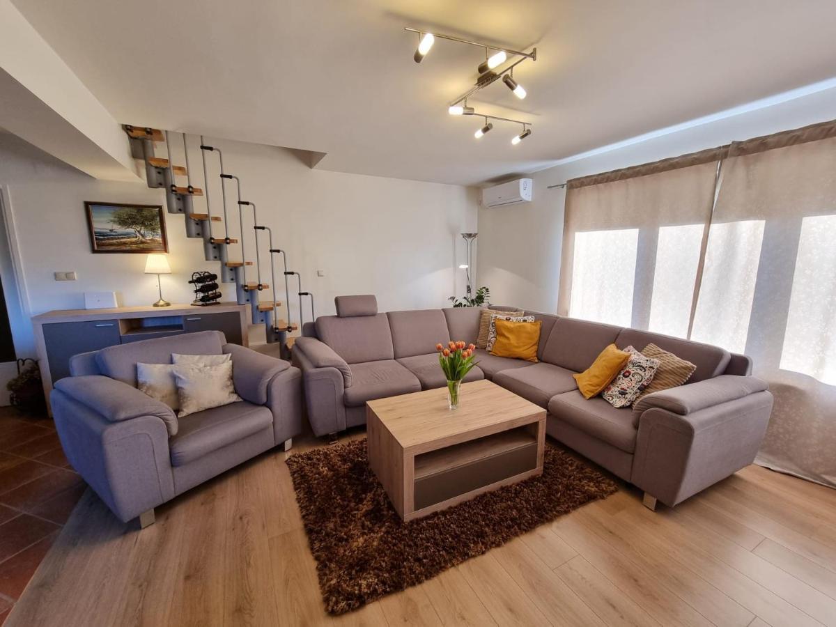 Paula Apartman *